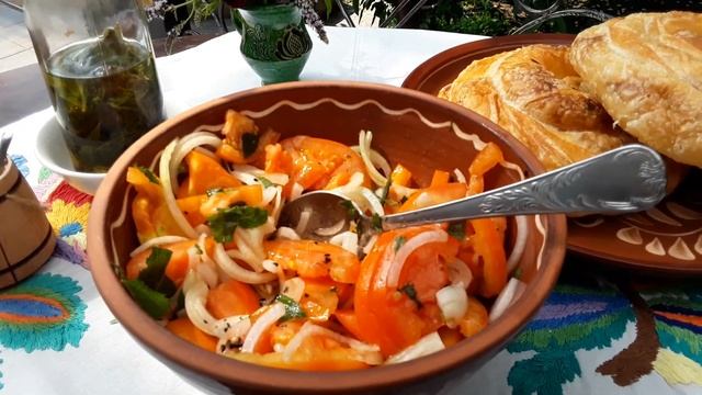 Салат из оранжевых помидоров с мятой и луком смотреть онлайн