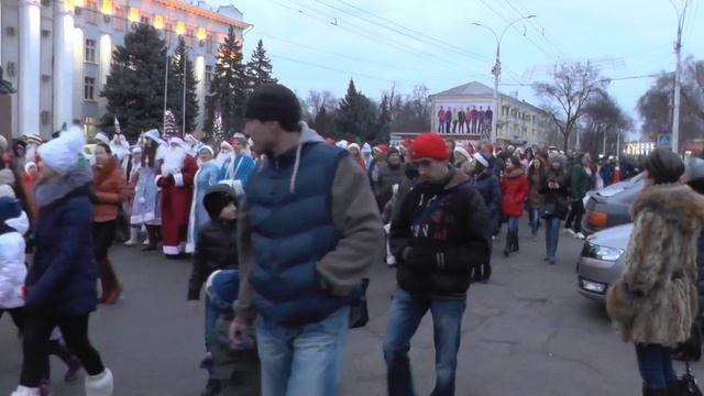 Тирасполь шествие дедов морозов и снегурочек 18 декабря 2015 год часть 1 смотреть онлайн