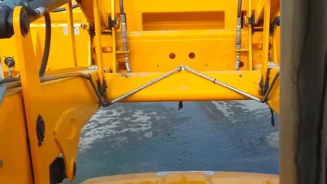 Я убираю территорию щеткой закрытого типа на экскаваторе погрузчике jcb 4cx трактор смотреть онлайн