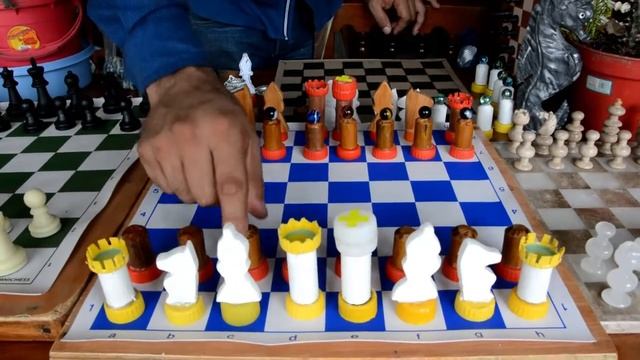 Ajedrez hecho con material reciclado смотреть онлайн