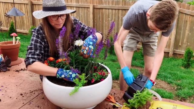 Creating a Beautiful Container Garden for My Patio | A Walk Around My Yard | Bird Feeding смотреть онлайн