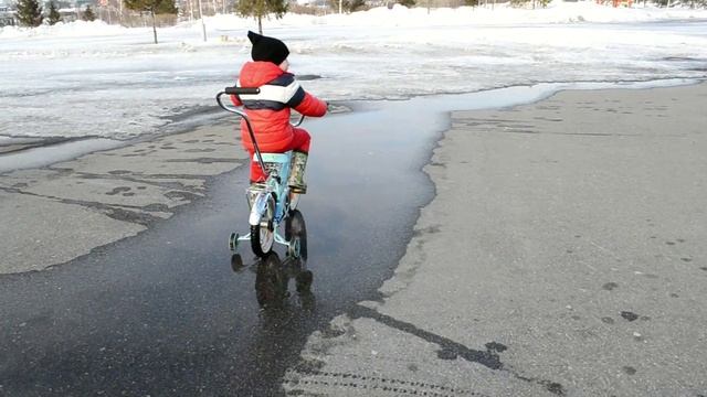 Первый раз в этом году Богдан катается на велосипеде The first time this year Bogdan rides his bike смотреть онлайн