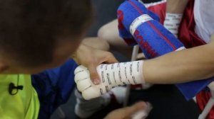 Как тейпировать руки профессиональным боксерам