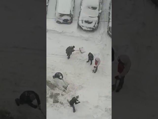 Жители Одинцово вышли убирать снег, ул. Комсомольская смотреть онлайн