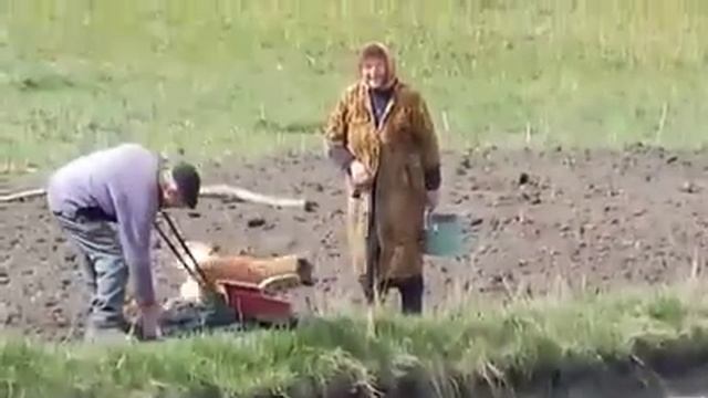 Дед отжигает на огороде. А ты меня достала! смотреть онлайн