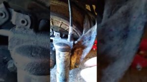 Шприцуем поворотный кулак УАЗ, набивка шприца без воздуха.