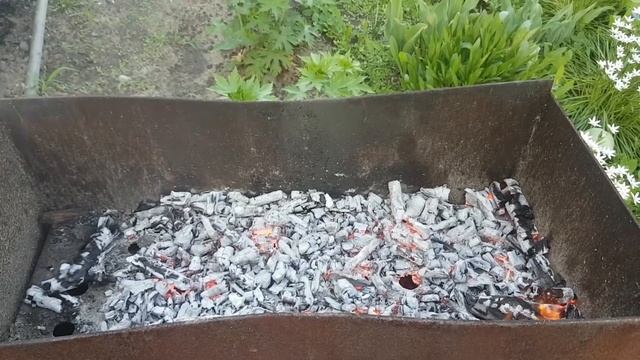 Копчёная рыба на палочках в СТОЛЕТНЕМ чавуне. Горячее копчение смотреть онлайн