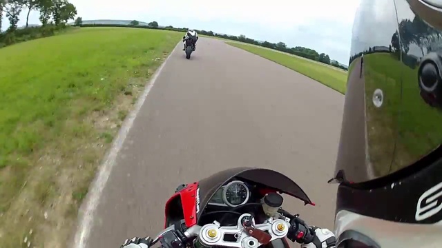Triumph Daytona 675 vs Daytona 675 R - Circuit de Pouilly en Auxois смотреть онлайн