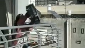 Выбрасывает,выкидывает вещи