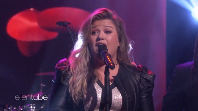 Kelly Clarkson Performs 'Love So Soft'