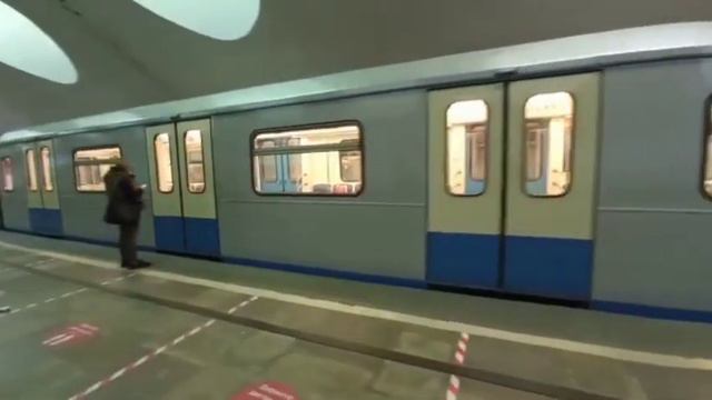 Поезда 81-760/761 "Ока". Метро Отрадное. смотреть онлайн