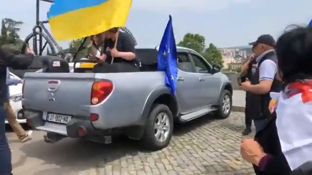 Колонна протестующих двинулась к аэропорту Тбилиси, где приземлился первый рейс из Москвы смотреть онлайн