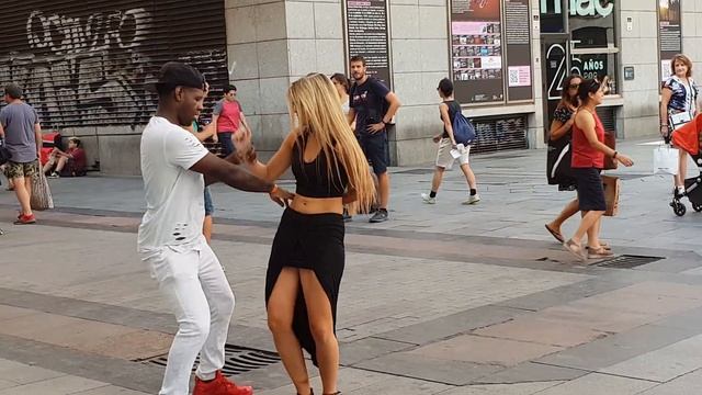 Española espontánea ME SORPRENDE BAILANDO SALSA смотреть онлайн