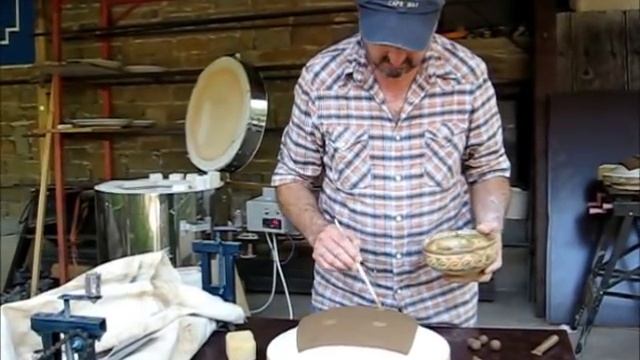 Демонстрация на работа с ролер за платки от глина смотреть онлайн