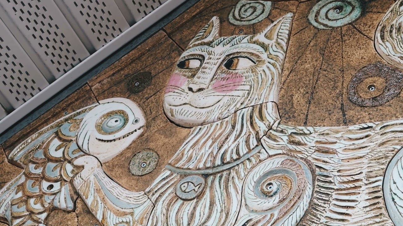 Смонтированное панно на фасаде дома