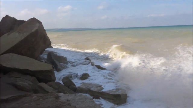 Сводка погоды с пляжа Любимовка 8 07 2023г Отправляемся вдоль пляжа в поисках оползневых процессо смотреть онлайн