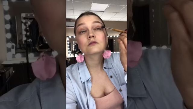 Пошаговое создание легкого, дневного макияжа смотреть онлайн