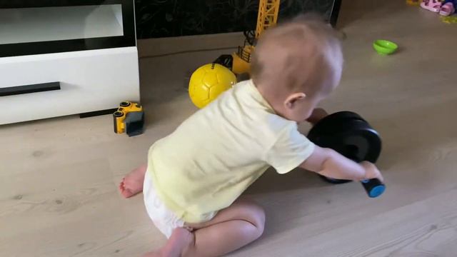 Систер прокачивает пресс к отпуску... ей 1 год. Ребёнок качает пресс. Ролик для пресса. смотреть онлайн