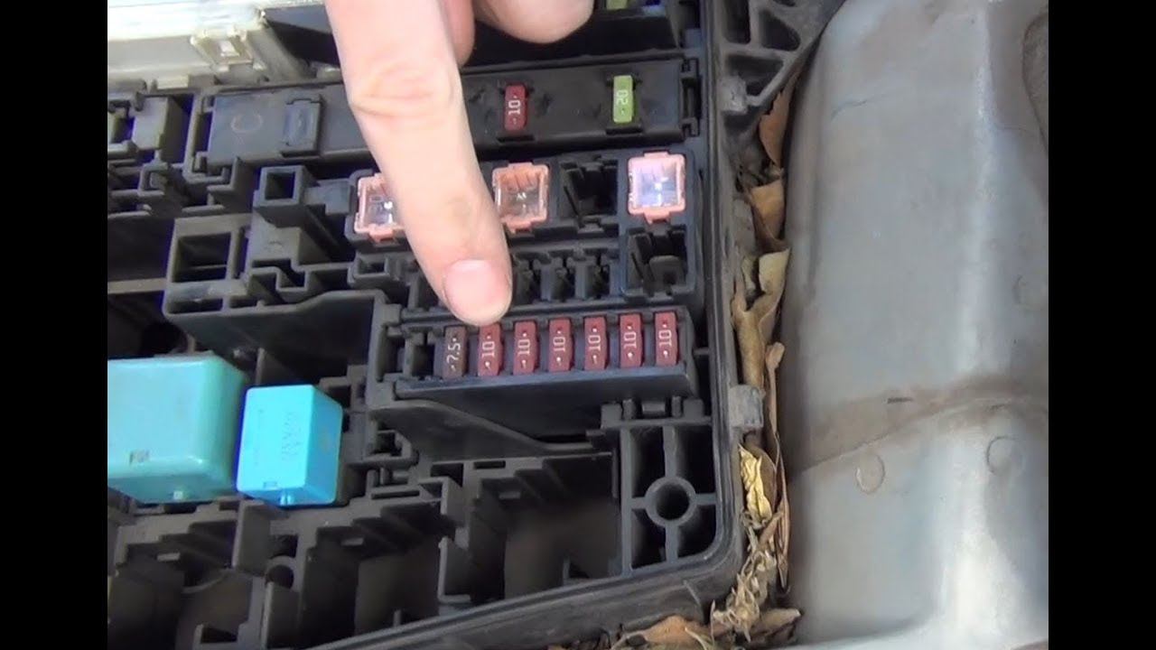 Замена предохранителя системы впрыска топлива №39 в Тойота Королла Е150 смотреть онлайн