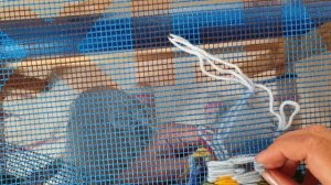 Коврик на строительной сетке  "Яркие краски лета". Очень доступно, легко и оригинально.