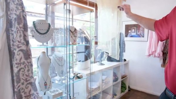 Bree Daniels "accidentally" shoplifts but wiggles out of it