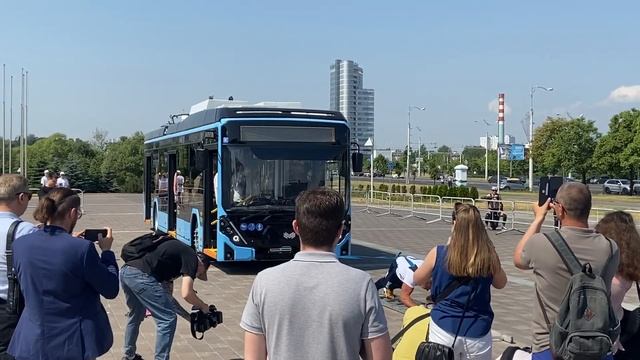 День Электротранспорта 2023. Кирилл Шимко тянет троллейбус БКМ 32100D «Ольгерд» смотреть онлайн