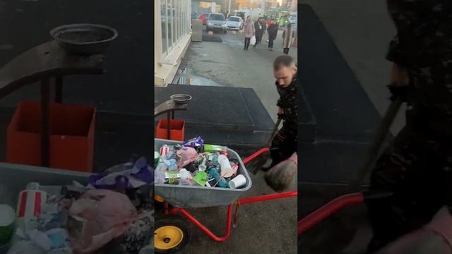 Я работаю дворником уборщиком Теперь все узнают ??? #shorts смотреть онлайн