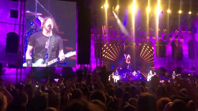 Foo Fighters - Fan plays drums and "destroys" it - Wheels - Arena Pula Croatia смотреть онлайн