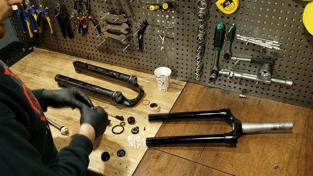 CYCLONE PRO 1.0  Китай карбон рама, 12 тысяч км за год.