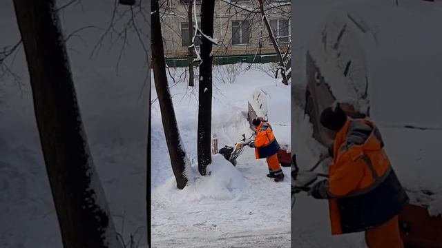 Дворник убирает снег с помощью техники смотреть онлайн