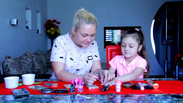 Макияж ЧЕЛЛЕНДЖ - МИЯ и Мамочка красят друг друга. Веселое детское видео смотреть онлайн