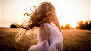 Девочке три, она едет у папы на шее…