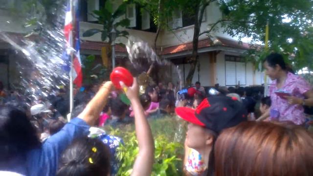 สรงน้ำหลวงพ่อพระใส- Luang Pho Phra Sai (Songkran Festival in Nong Khai ) смотреть онлайн
