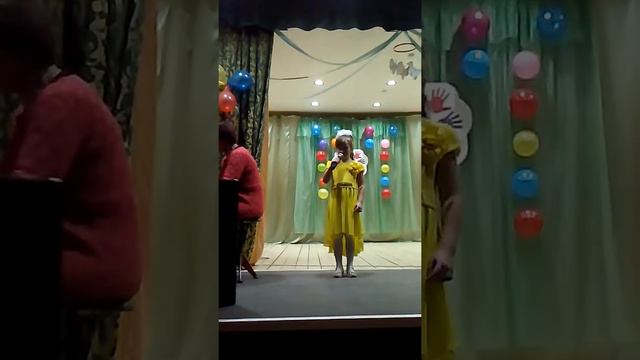 Первое выступление моей сестрёнки Амалии. Песня - От улыбки