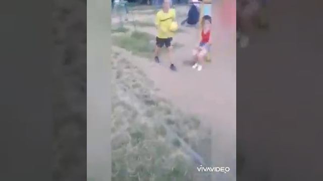 Как нужно набивать мяч?! Простое и весёлое обучение⚽? смотреть онлайн