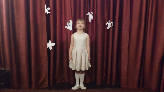 Кира читает стих Е. Евсеевой "Привидений не бывает" смотреть онлайн