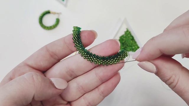 Плетем серьги-кольца из бисера. Создаем серьги-конго смотреть онлайн