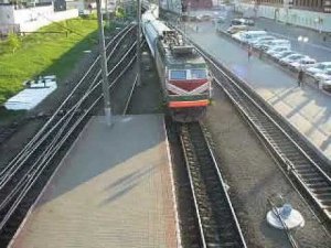 Электровоз ЧС4Т  с пассажирским поездом пребывает на станцию Орша-Центральная. Май 2009 года.