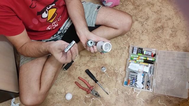 Лайфхак. Как из батарейки типа D сделать батарейку типа АА. смотреть онлайн