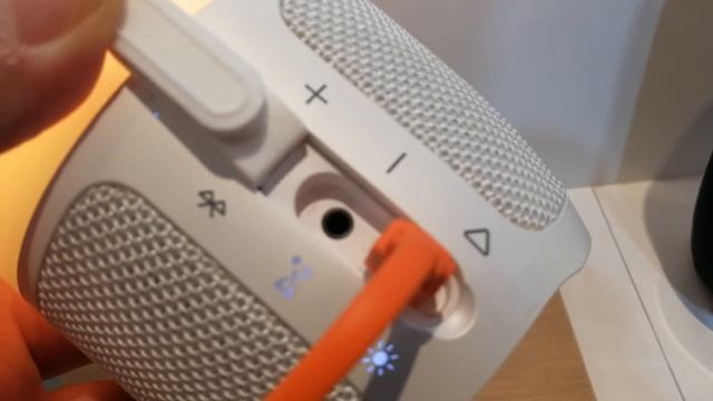 JBL Pulse 3 in White color Bluetooth speaker смотреть онлайн