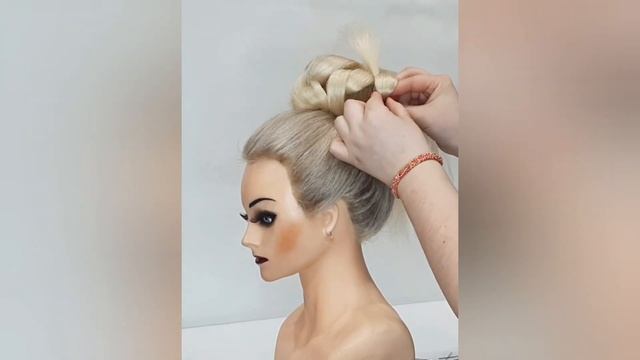 ПУЧОК прическа при Помощи БУБЛИКА BUNDLE hair with the Help of a DONUT смотреть онлайн