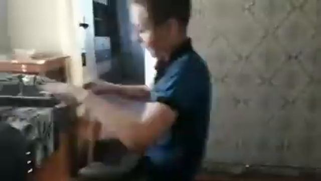 ПАЦАН КАЧАЛСЯ НА СТУЛЕ И УПАЛ РЖАКА смотреть онлайн