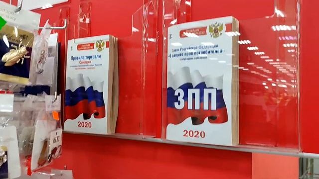 В магазине вешалка упала женщине на лицо?