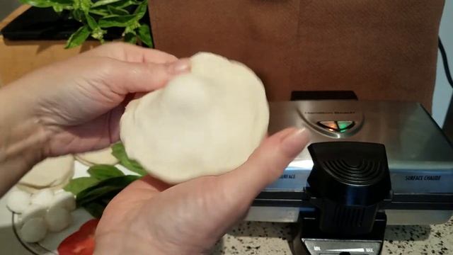 Hamilton Beach Waffle Maker--Caprese Salad Waffles! смотреть онлайн