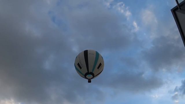 Воздушный шар над домом смотреть онлайн