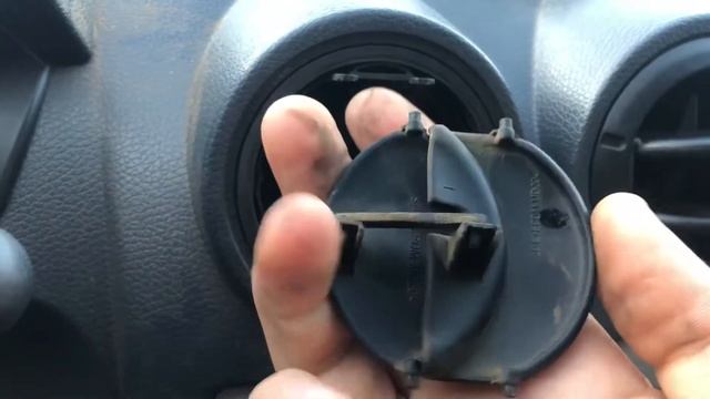 Как снять дефлектор воздуховода Renault Logan смотреть онлайн
