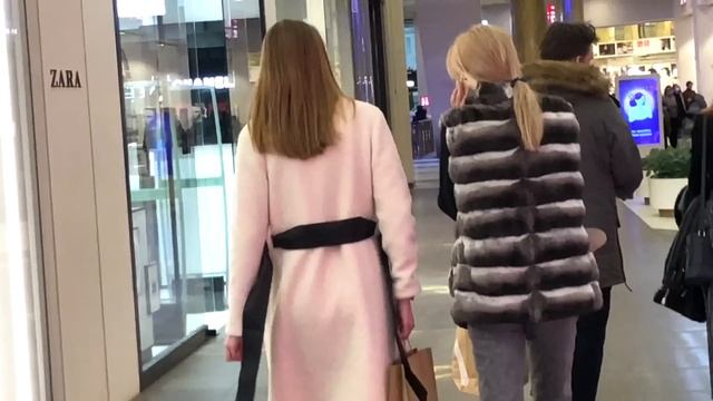 Как одеваются россиянки зимой Стрит стайл Как утеплились Пуховики Пальто Шубы Зимние образы смотреть онлайн