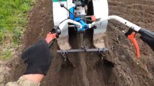 Нарезаю боровки окучником на  мотоблоке НЕВА