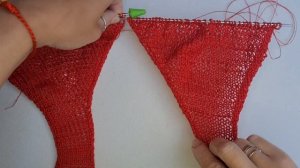 Простая майка спицами сверху вниз лицевой гладью.