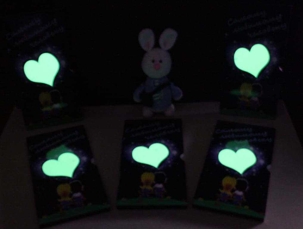 Шубер (защитный чехол) со светящимся сердцем «Love is…»